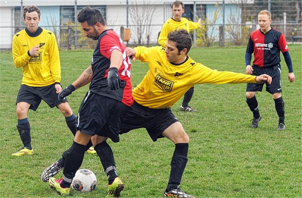 Hiergeblieben: Nicola Barbitta (in Gelb) stiebizt einem Wilferdinger den Ball. Sein Führungstreffer ebnet dem FV Lienzingen den Weg zum Heimsieg.