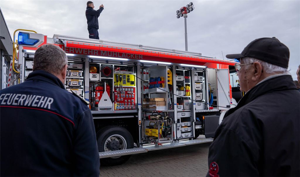 Hightech Gerät platzsparend verstaut, auf dem Dach ist ein ausfahrbarer Scheinwerfer fest verbaut. Fotos: Recken