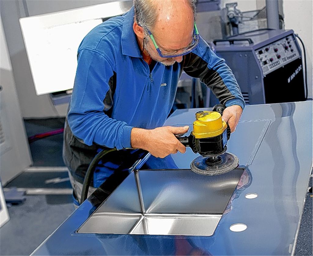 Hightech-Spülen-Manufaktur: Im Sulzfelder Blanco-Werk werden unter anderem die exklusiven „SteelArt“-Spülen und Arbeitsplatten aus Edelstahl gefertigt.