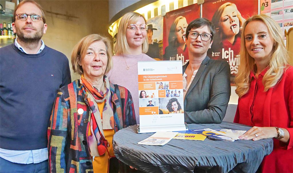 Hildegard Knef stand im Zeichen des Filmabends im Kommunalen Kino, der von Tim Möck, Christina Harendt, Kinga Golomb, Ines Wolf-Vetter und Rebekka Sanktjohanser (v.li.) organisiert worden ist. Foto: Friedrich