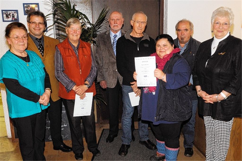 Hildegard Schmid ehrt gemeinsam mit Andreas Felchle die VdK-Mitglieder Gerda Metzger, Werner Lehner, Rudolf Gutowski, Cornelia Seitz und Werner Knödler (v.li.). Auch Anne Enneper vom Kreisverband (re.) gratuliert.