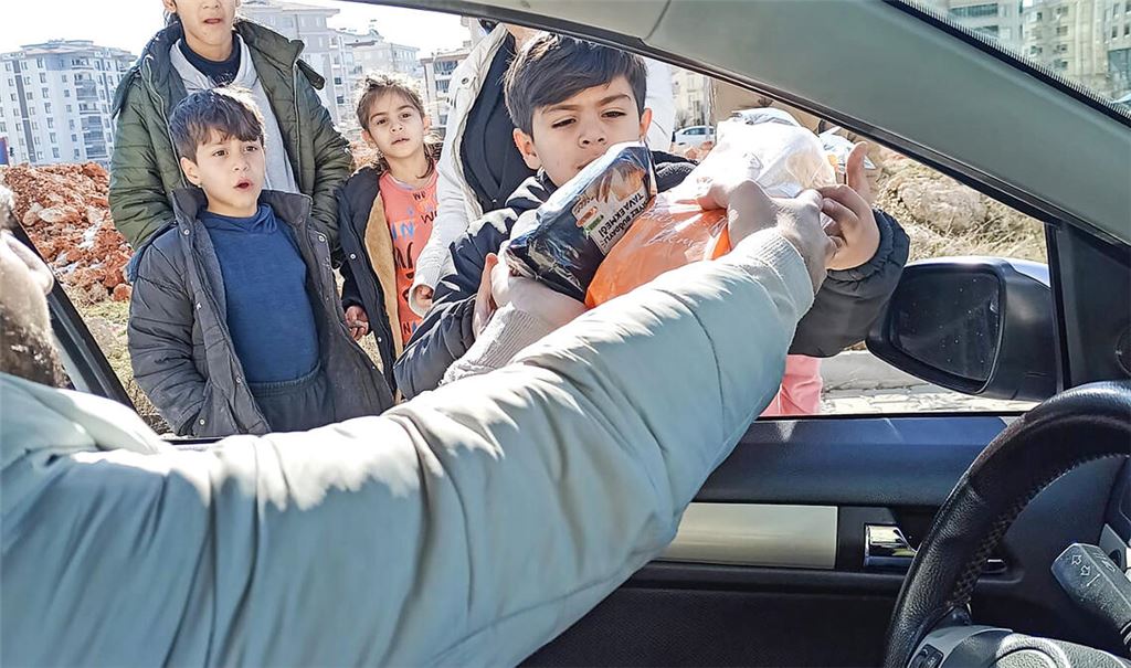 Hilfe, die ankommt: Von Izmir aus hat der Lienzinger Muzaffer Havcarci einen ersten Transporter mit Decken, Lebensmitteln, Hygiene- und Babyartikeln ins Katastrophengebiet in und um Gaziantep entsandt (siehe Fotos). Vor Ort kümmert sich unter anderem Cousin Murat Havcarci um die Verteilung der Waren. Von einer riesigen Resonanz auf ihre Spendenaufrufe berichten auch Mühlacker Vereine. Fotos: privat