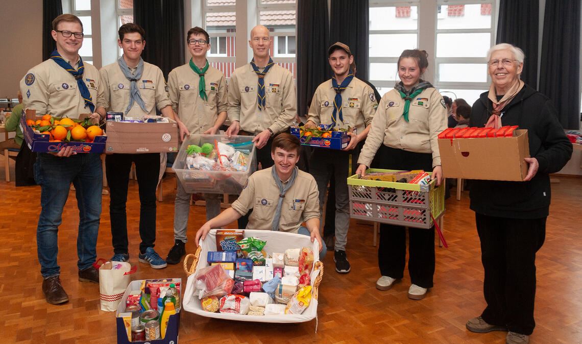 Hilfe für den Tafelladen: Die St.-Georgs-Pfadfinder freuen sich über zahlreiche Geld- und Sachspenden. Foto: Fotomoment