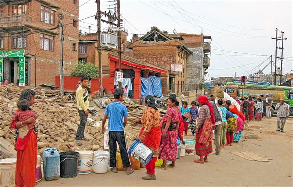 Hilfe in der Not: Erdbebenopfer in Nepal stehen für frisches Wasser ...