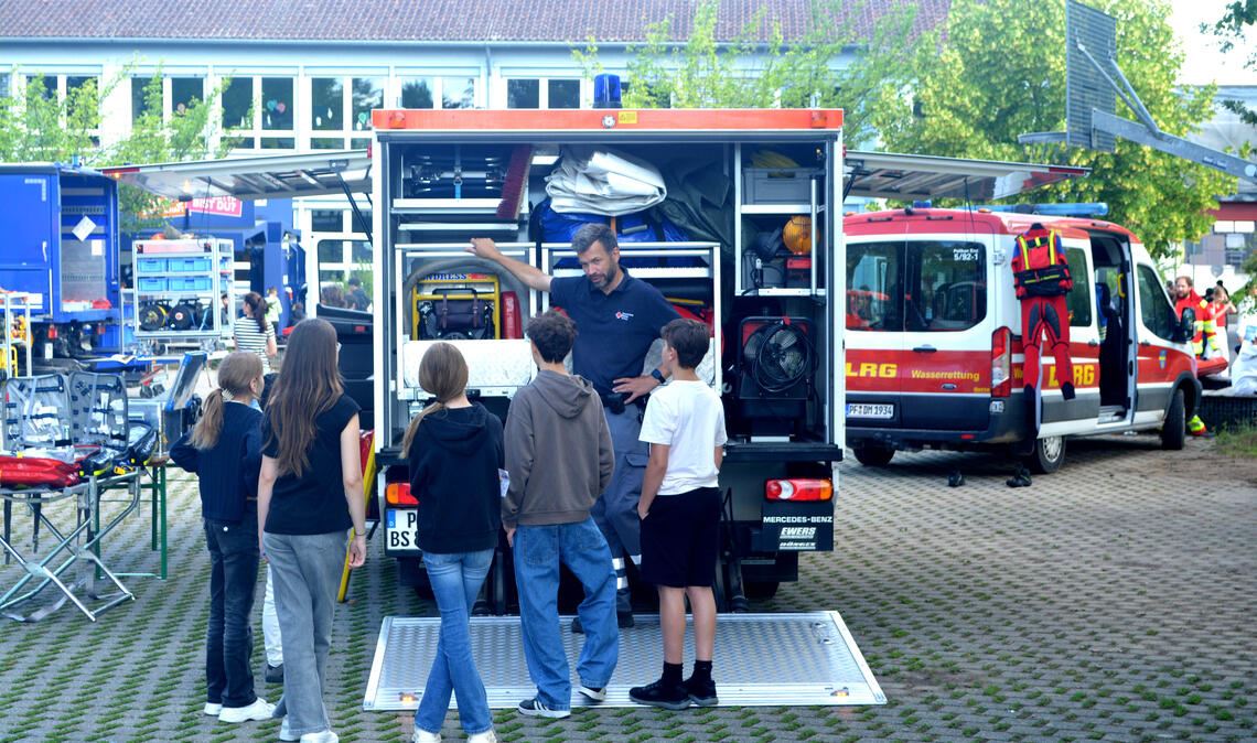 Hilfsorganisationen stellen sich auf dem Schulhof vor. Fotos: Stahlfeld