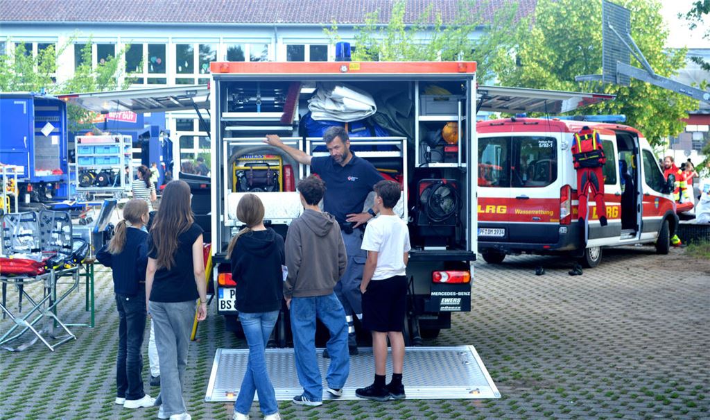 Hilfsorganisationen stellen sich auf dem Schulhof vor. Fotos: Stahlfeld