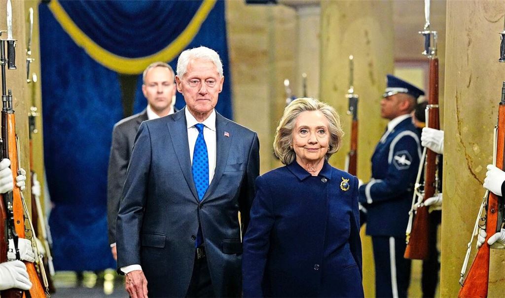 Hillary Clinton (rechts) soll am Donnerstag vor dem US-Kongress zum Epstein-Skandal aussagen. Ex-Präsident Bill Clinton folgt am Freitag.  (Archivbild)
