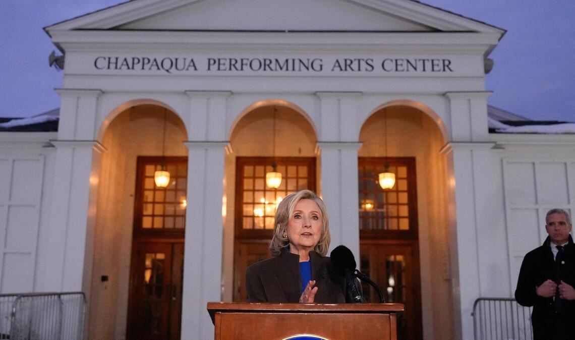 Hillary Clinton tritt nach ihrer Aussage vor einem Ausschuss des US-Kongresses im Zuge der Aufarbeitung des Epstein-Skandals vor die Presse.