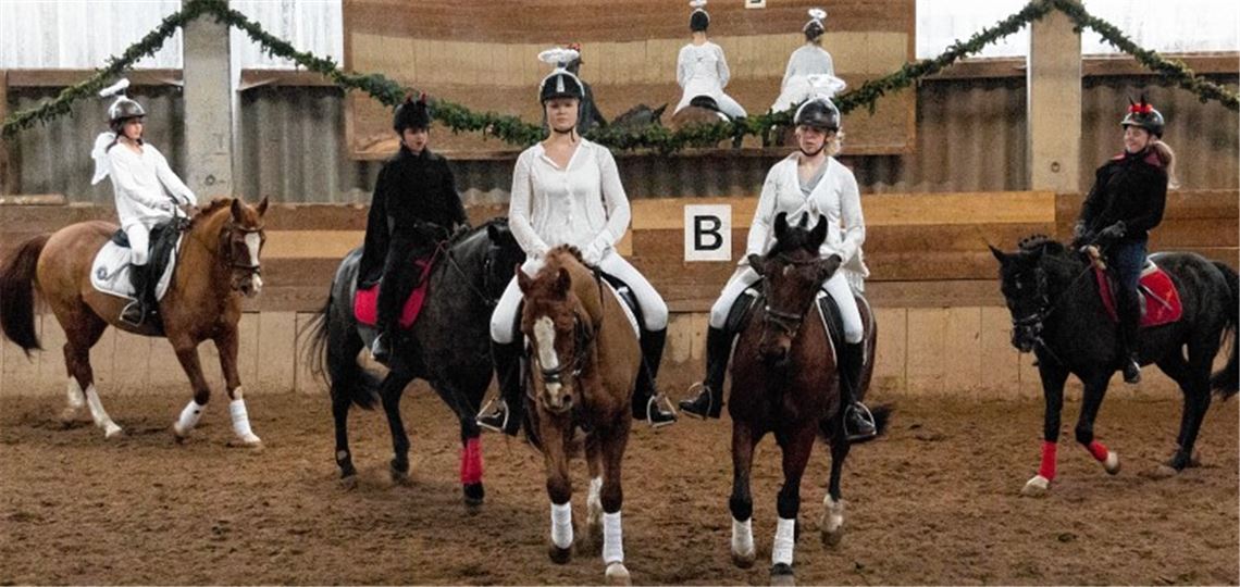 Himmlische Reiter werden von berittenen Teufelchen eskortiert.