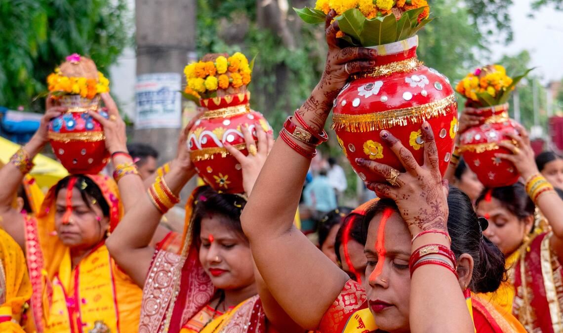 Hinduistische Gläubige tragen während einer Prozession für den Weltfrieden im indischen Bundesstaat Uttar Pradesh Wasser aus dem heiligen Fluss Ganges.
