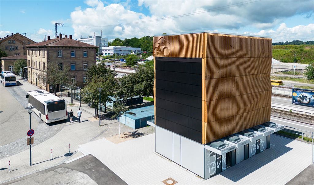 Hingucker: Das neue Parkhaus für Räder und Pedelecs am Mühlacker Bahnhof ist seit drei Wochen in Betrieb. Fotos: Fotomoment, Deeg