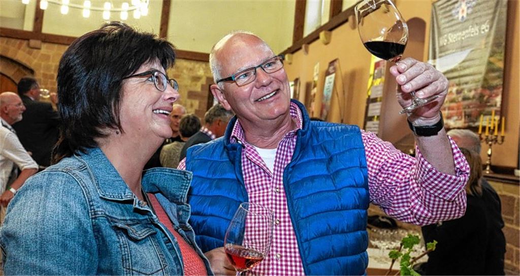 Hingucker: Erwin und Martina Ferkaluk werfen einen prüfenden Blick auf die Farbe des Weines. Fotos: Hansen