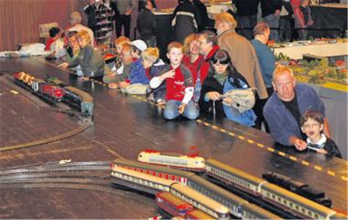 Hingucker auf der Mühlehof-Bühne: Die Spur-1-Anlage mit einem historischen TEE-Zug der Baureihe 103. Fotos: Kollros