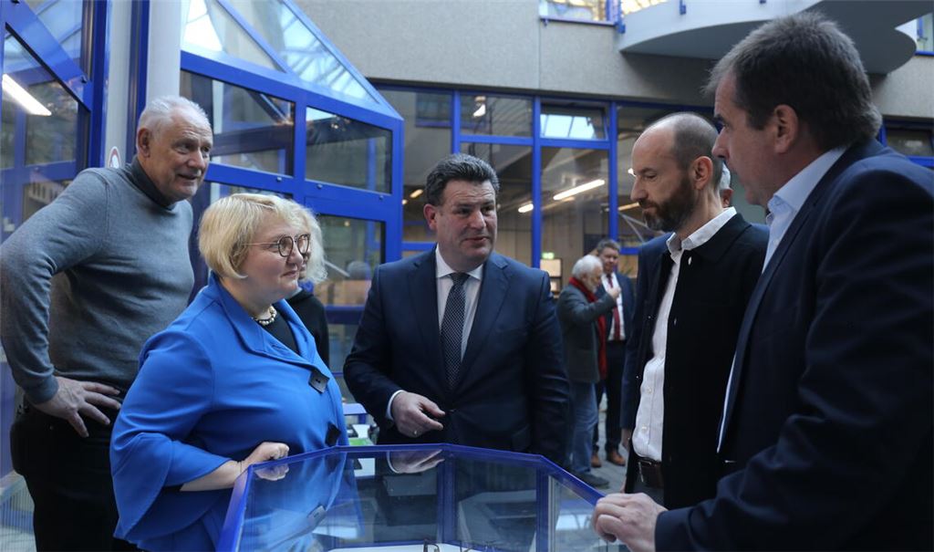 Hinhören und nachfragen: Bundesarbeitsminister Hubertus Heil (Mitte) und seine SPD-Parteifreundin Katja Mast im Gespräch mit den OBE-Geschäftsführern Erik Schäfer (re.) und Peter Specht. Maßgeblich organisiert hat den Termin Martin Kunzmann (li.), Mitglied im Wahlkampf-Team von Mast und ehemaliger IG-Metall Bevollmächtigter. Fotos: Deeg