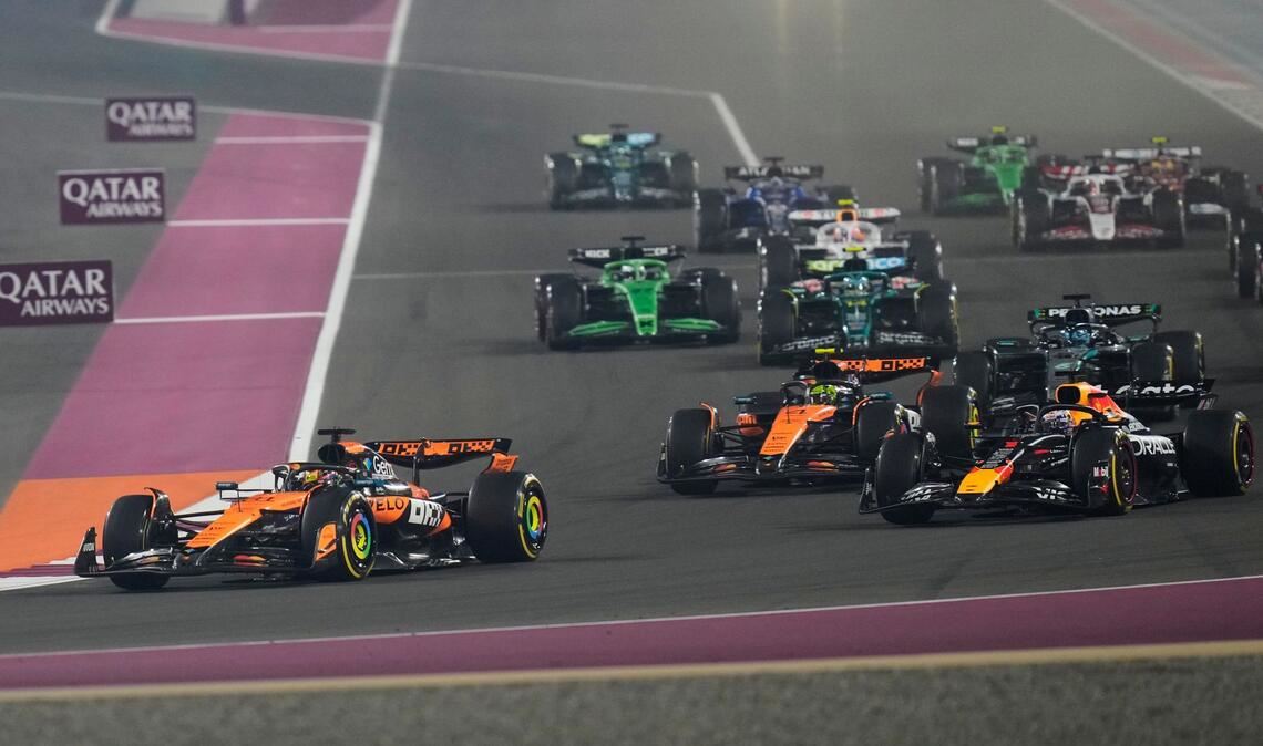 Hinter Polesetter Oscar Piastri schnappt sich Max Verstappen nach wenigen 100 Metern WM-Spitzenreiter Lando Norris.