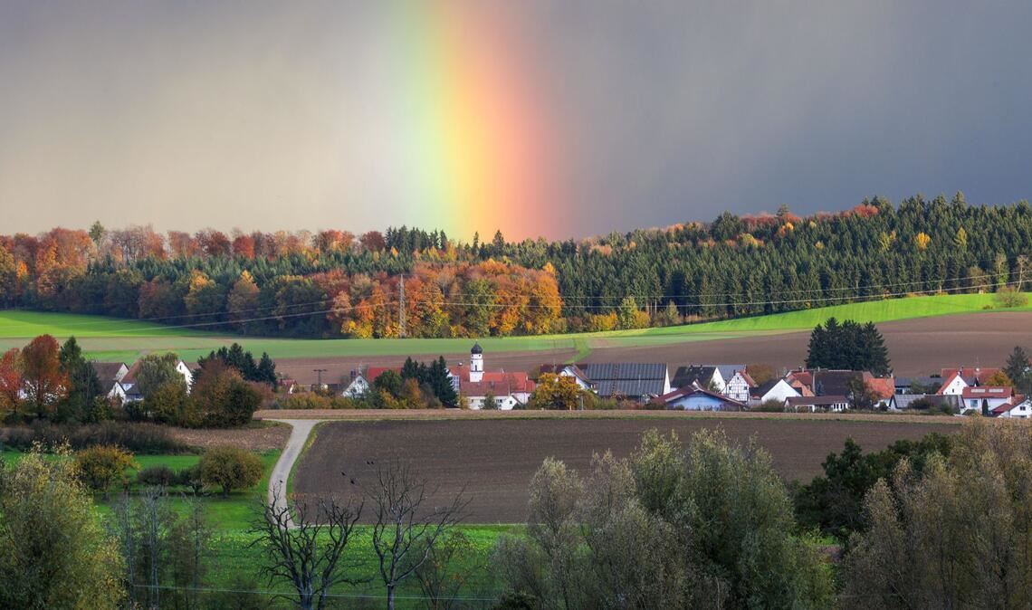 Bilder des Tages Hinter dem Dorf Dietelhofen hat sich am Morgen ein Regenbogen gebildet.