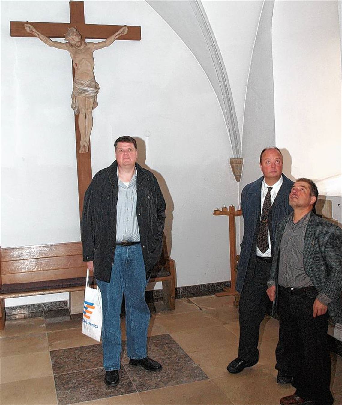 Hinter dem Kruzifix verbirgt sich das Ostfenster, durch das nach der Renovierung wieder Licht in den Turmchor fallen wird.