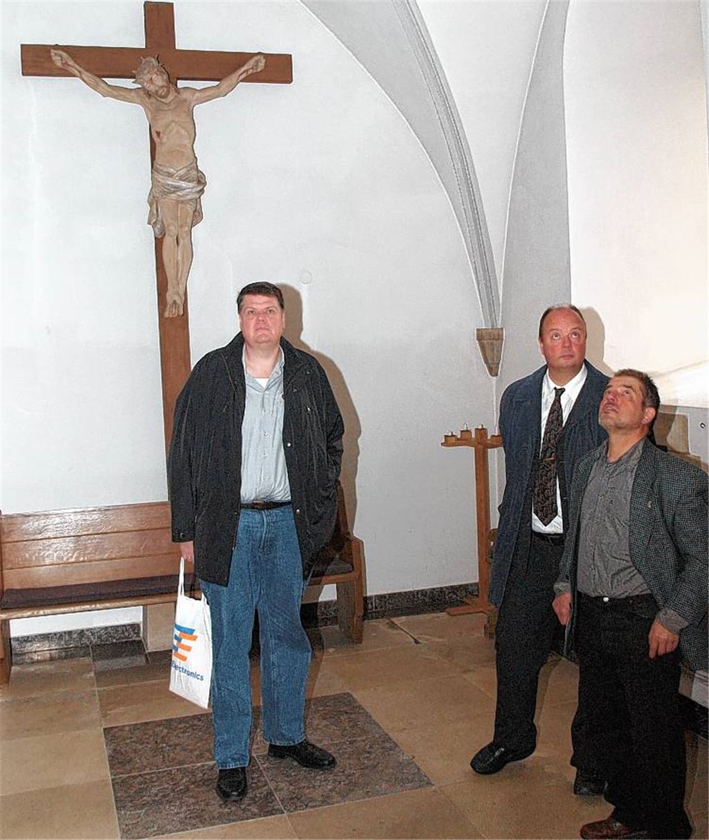 Hinter dem Kruzifix verbirgt sich das Ostfenster, durch das nach der Renovierung wieder Licht in den Turmchor fallen wird.