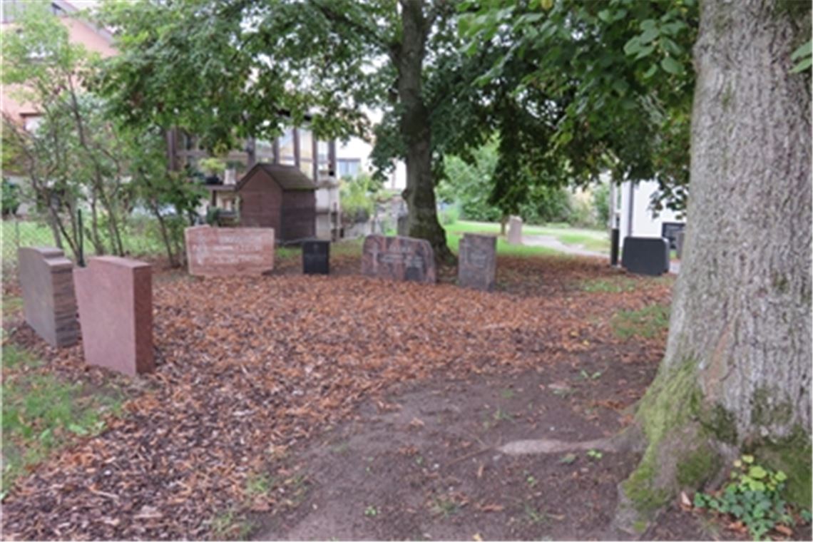Hinter dem Waldensermuseum in Schönenberg finden sich unter Bäumen und in idyllischer Atmosphäre wertvolle Andenken an Waldensernachfahren. Fotos: Becker