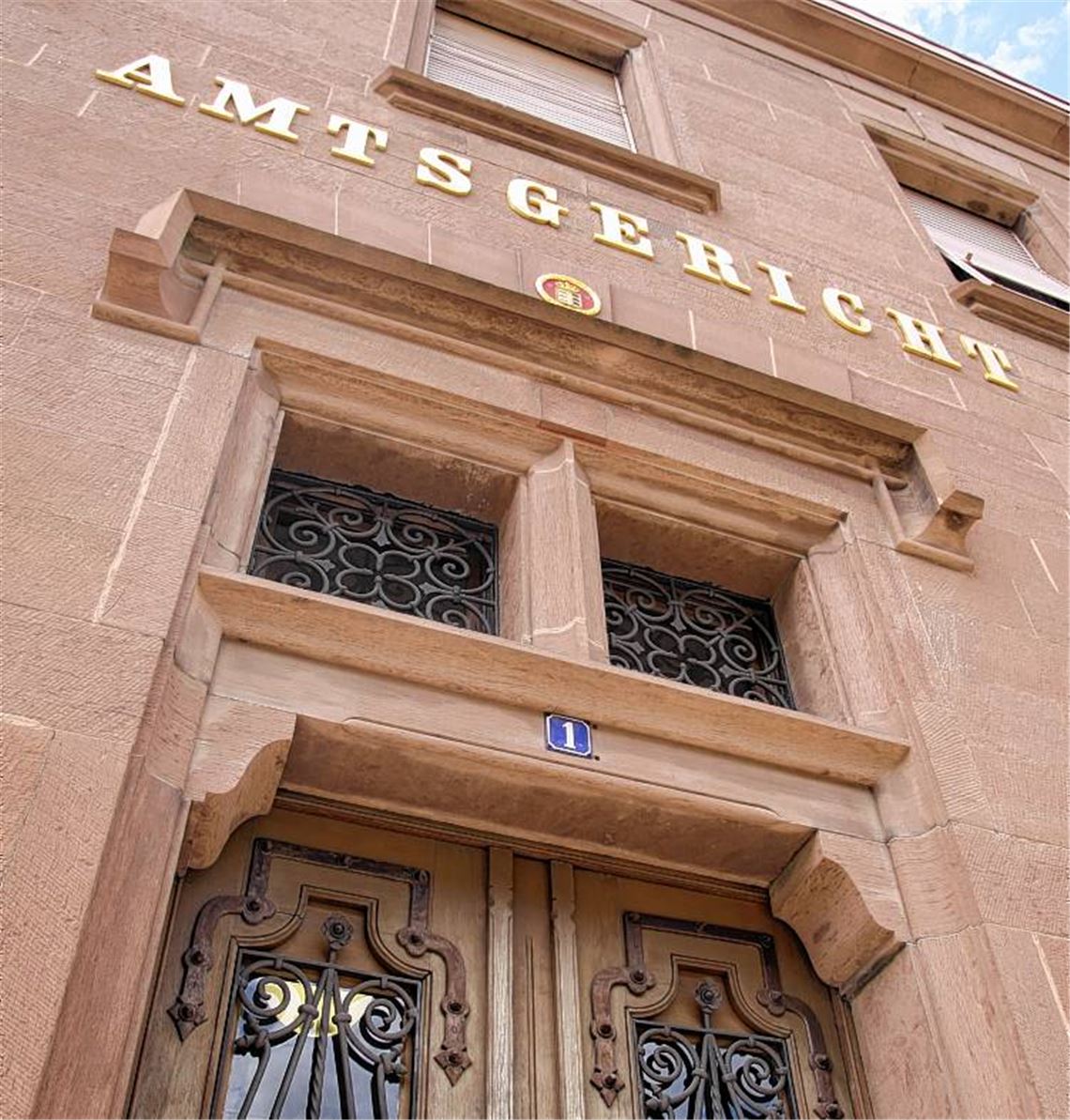 Hinter den Türen des Amtsgerichts spielt oft das Leben mit all seinen Facetten. Aber dass ein Angeklagter zusätzlich zu seinem Urteil noch Arbeitsstunden machen will, hat Richter Dr. Bernd Lindner auch noch nie erlebt. Foto: Disselhoff