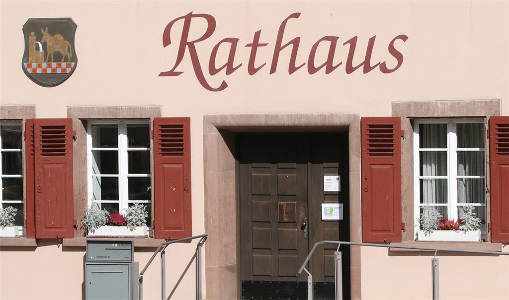 Hinter den Türen des Maulbronner Rathauses verbirgt sich das „neue“ Amtszimmer von Aaron Treut, das für einige Diskussionen sorgt. Foto: Archiv