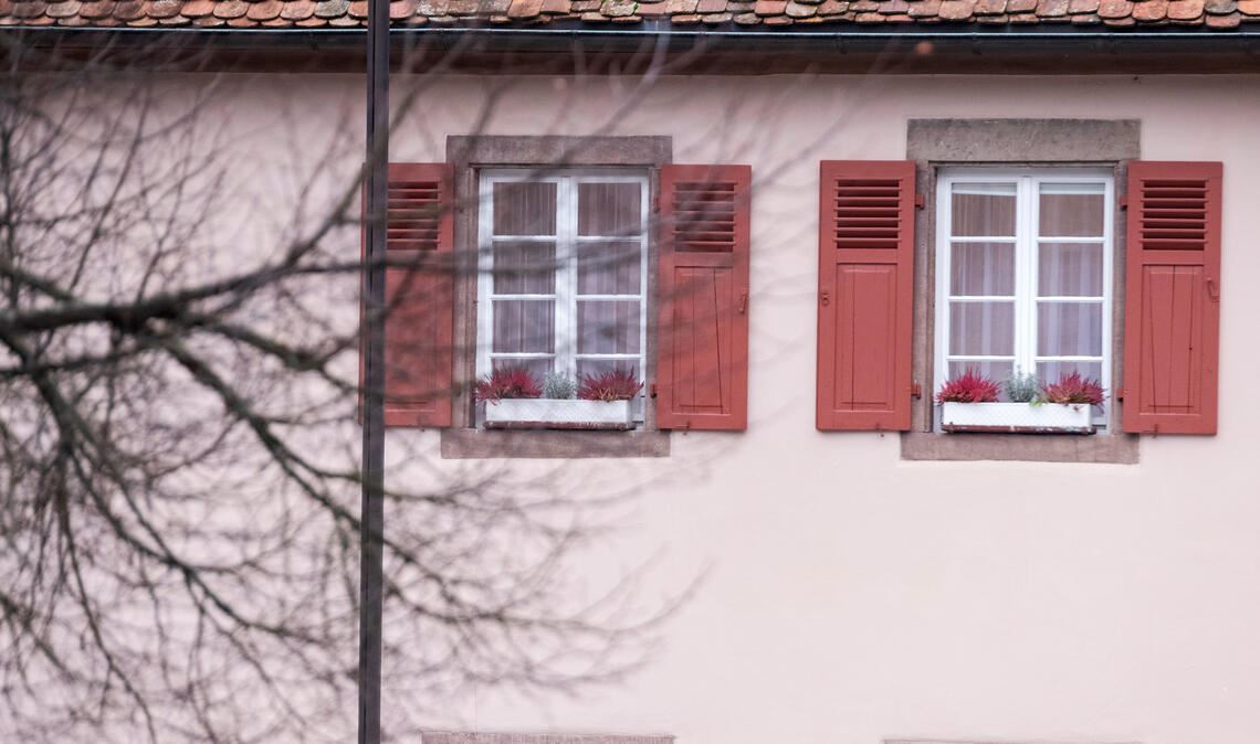 Hinter diesen Fenstern liegt das Amtszimmer des Maulbronner Bürgermeisters Aaron Treut, das wegen hoher Modernisierungskosten nicht nur im Gemeinderat im Fokus steht. Foto: Archiv