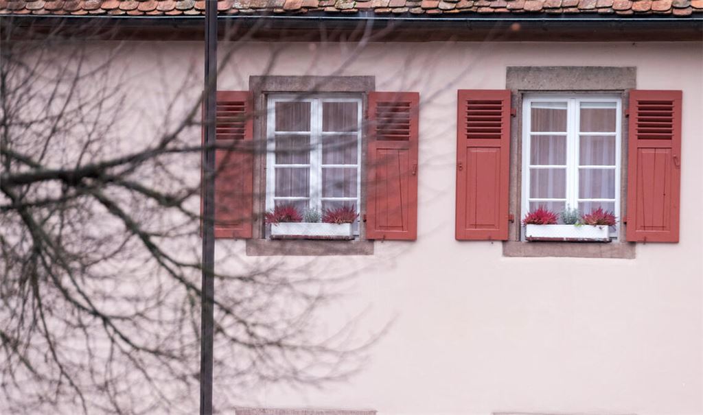 Hinter diesen Fenstern liegt das Amtszimmer des Maulbronner Bürgermeisters Aaron Treut, das wegen hoher Modernisierungskosten nicht nur im Gemeinderat im Fokus steht. Foto: Archiv