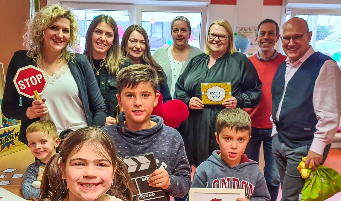 Projekt für starke Kinder in Kita und Grundschule Hintere Reihe von links: Stefanie Nagel, Marie Hauderer (beide SWP-Kita), Natalie Moor (Hort Schanzschule) Yvonne Schwarz-Tron (Referat Prävention der Polizeidirektion Pforzheim), Julia Velten, (Abteilungsleiterin Hort an der Schanzschule), Raffael Biscardi und Frank-Johannes Lemke (Caritas). Vorne die Hortkinder Julian, Anastasia, Elias und Tiziano. Foto: Metzbaur