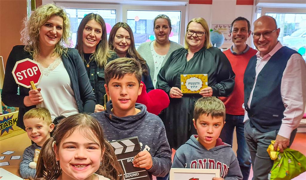 Hintere Reihe von links: Stefanie Nagel, Marie Hauderer (beide SWP-Kita), Natalie Moor (Hort Schanzschule) Yvonne Schwarz-Tron (Referat Prävention der Polizeidirektion Pforzheim), Julia Velten, (Abteilungsleiterin Hort an der Schanzschule), Raffael Biscardi und Frank-Johannes Lemke (Caritas). Vorne die Hortkinder Julian, Anastasia, Elias und Tiziano. Foto: Metzbaur