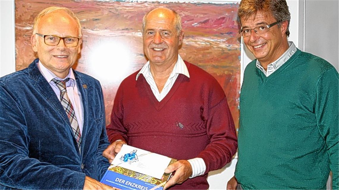 Hinterlässt seinem Nachfolger ein geordnetes Revier: Peter Pfitzer (Mitte) wird nach 32 Jahren als „Förster von Maulbronn“ von Landrat Karl Röckinger (li.) und Forstamtsleiter Frieder Kurtz in den Ruhestand verabschiedet. Foto: privat