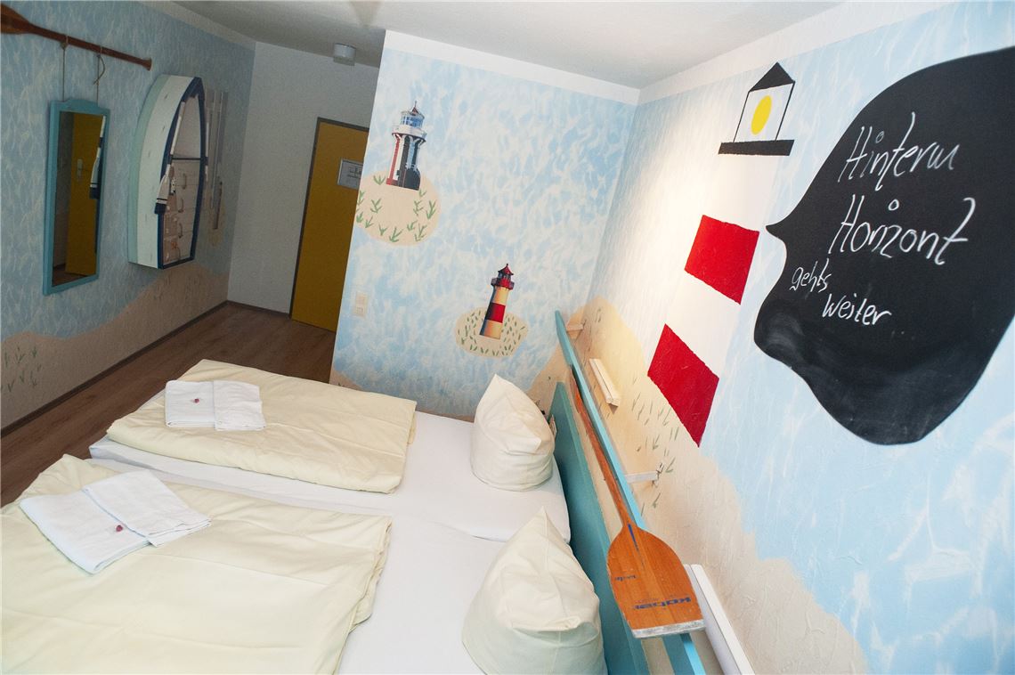 910_0008_189484_vh_Scharfes_Eck_Leeres_Bett