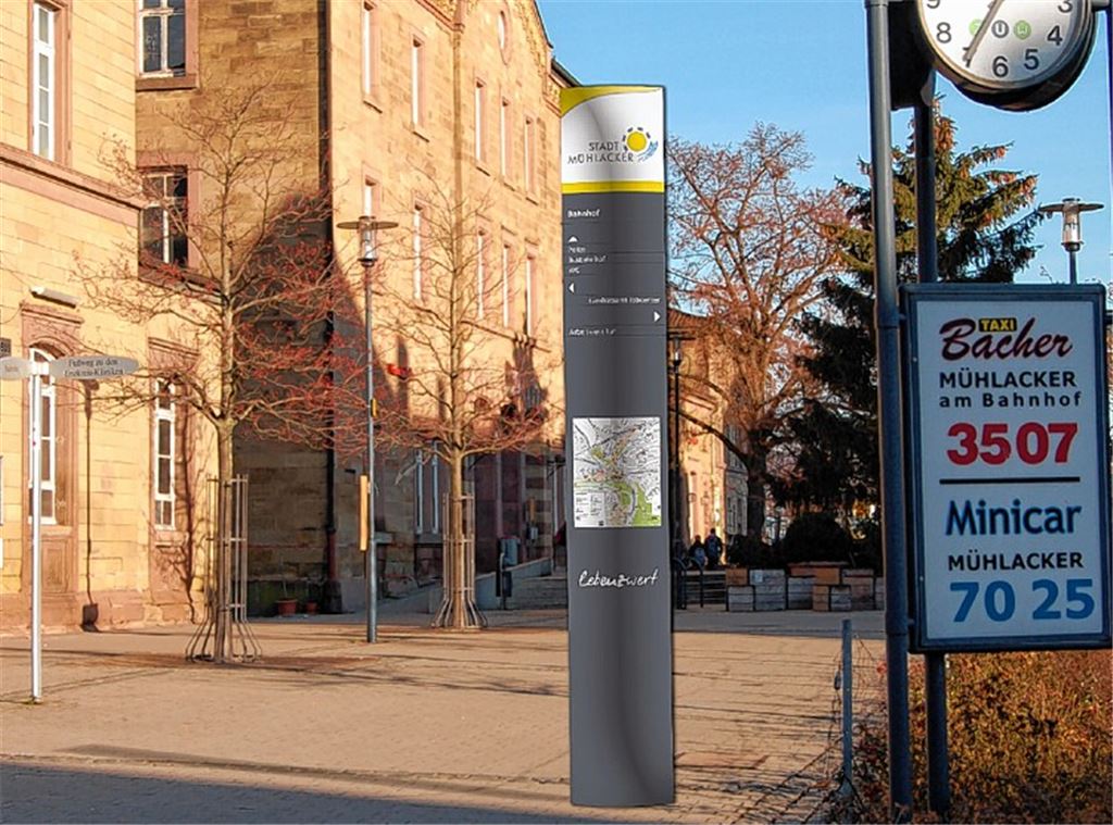 Hinweis am Bahnhof: Eine von sieben geplanten Stelen des Fußgängerleitsystems in der Innenstadt und in Dürrmenz. Fotomontage: Stadt Mühlacker