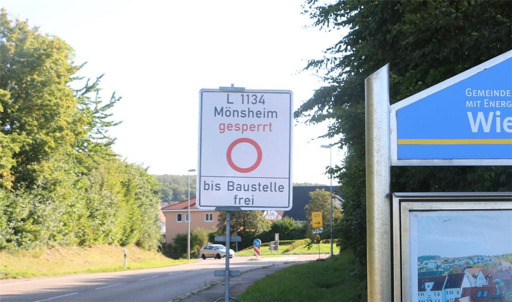 Hinweis auf die gesperrte L1134 am Wiernsheimer Ortseingang aus Richtung Pinache.