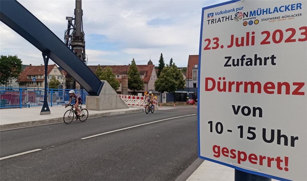 Hinweisschilder machen schon vor dem Triathlon auf die bevorstehende sportliche Großveranstaltung und die mit ihr verbundenen Einschränkungen aufmerksam. Foto: Deeg