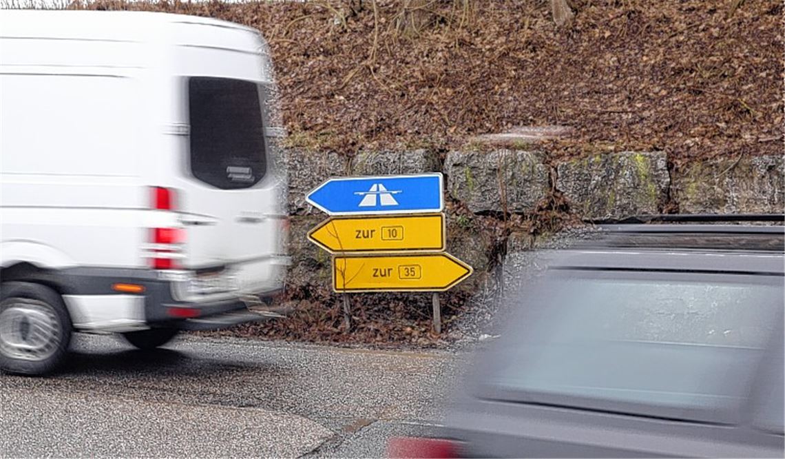 Hinweisschilder zeigen den Weg zu B10 und B35 an. An welcher Bundesstraße soll ein neues Mühlacker Gewerbegebiet entstehen? Viele Fragen sind noch zu klären. 