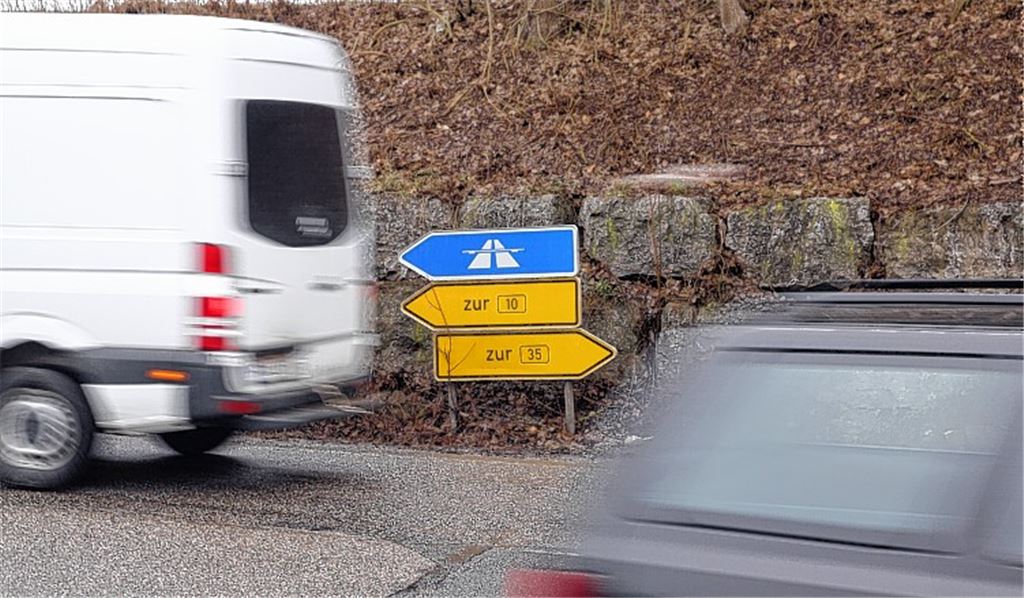 Hinweisschilder zeigen den Weg zu B10 und B35 an. An welcher Bundesstraße soll ein neues Mühlacker Gewerbegebiet entstehen? Viele Fragen sind noch zu klären. 