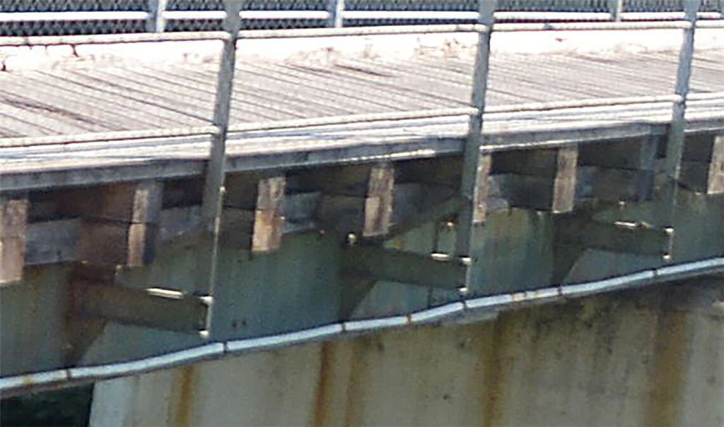 Hiobsbotschaft: An der Enzbrücke in Mühlhausen ist zwar der Fahrbahnbelag erneuert, dafür weist aber auch die stählerne Tragkonstruktion Schäden auf. Foto: Archiv