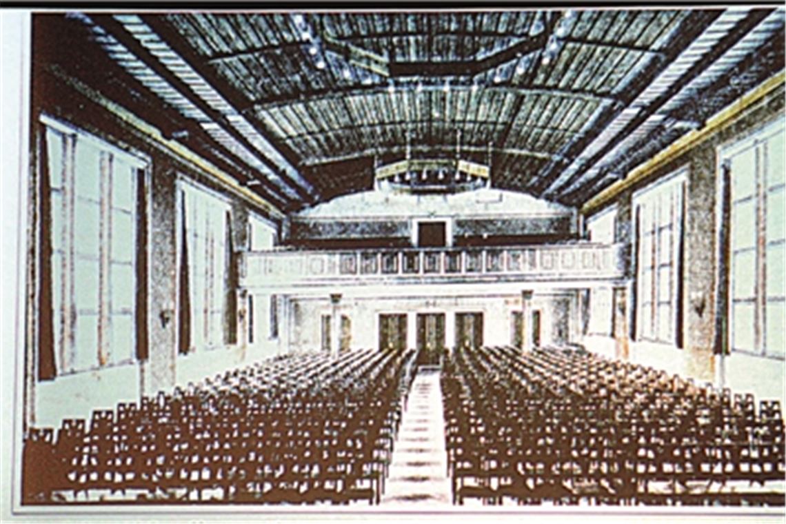 Historie und Gegenwart begegnen sich beim Festakt 100 Jahre Uhlandbau – im Bild oben der Saal mit seiner ersten Ausstattung um 1935, unten Erbauer Alfred Emrich mit Frau Laura und Hausdame Mimi Staudenmeier (li). Fotos: Stahlfeld/Stadtarchiv