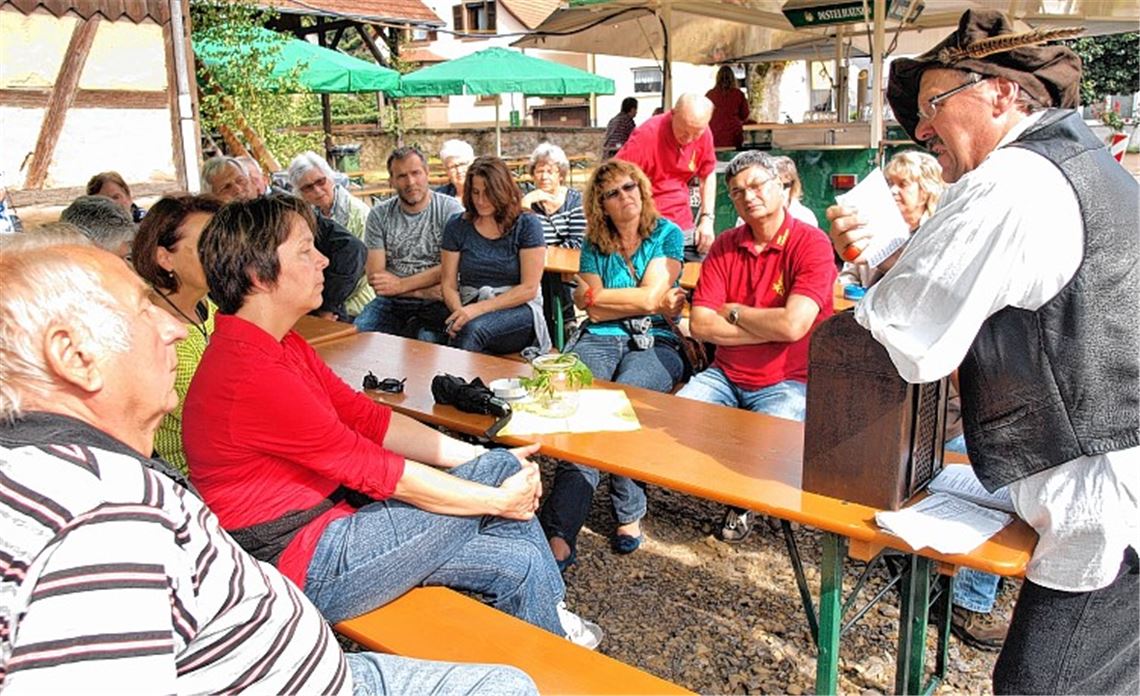 Historienführer Roland Straub weiht die Besucher in die Geheimnisse des Etterdorfs ein. Foto: Appich