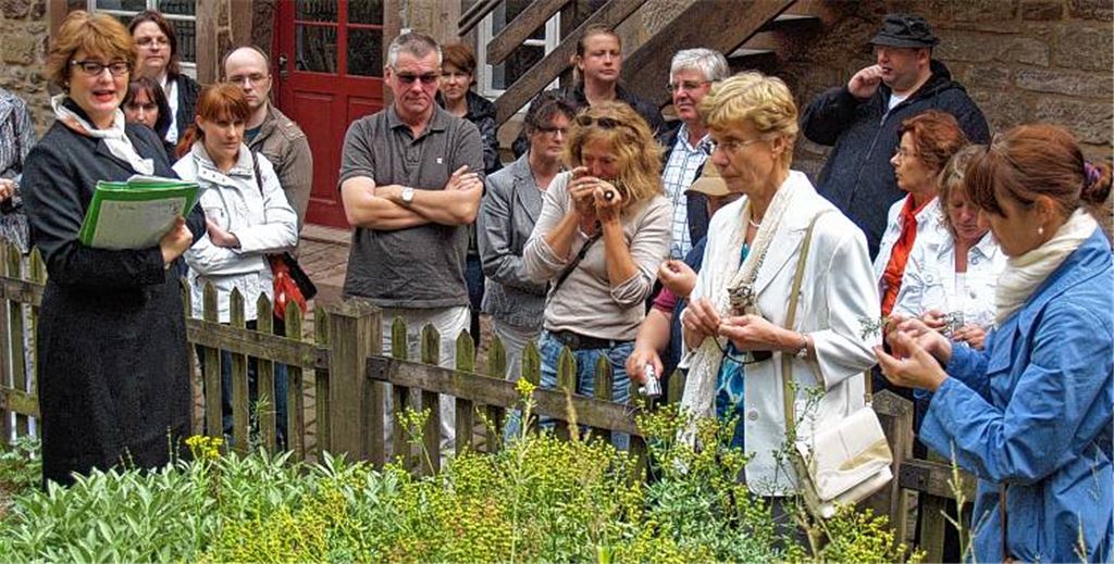 Historikerin Dr. Dagmar Schumacher führt rund 30 Zuhörer in die Pflanzenheilkunde nach mittelalterlichen Erkenntnissen ein. Schnuppern ist gewünscht. 