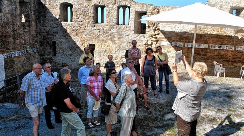 Historisch Interessierte versammeln sich hoch über Dürrmenz, um mehr vom Leben auf der Löffelstelz zu erfahren. Die Burg ist von April bis Oktober wieder regelmäßig geöffnet. Archivfoto: Stahlfeld