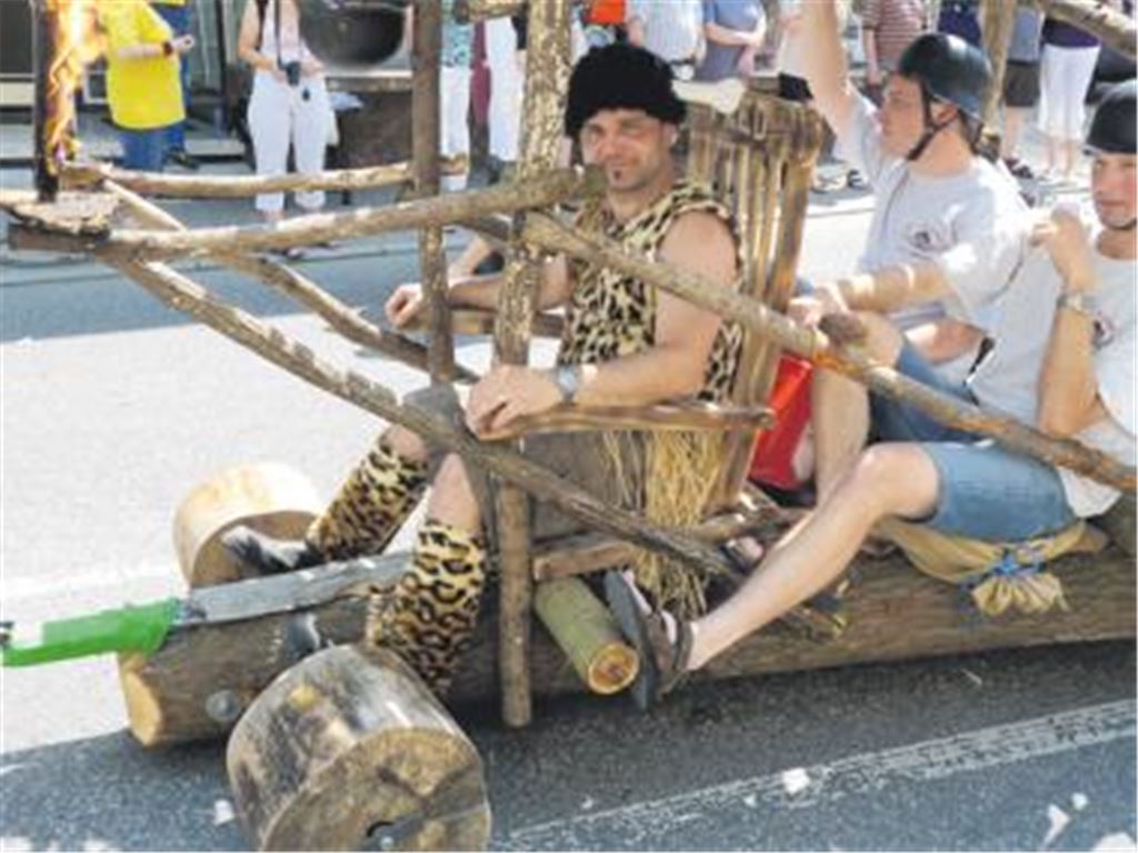 Historisch unhaltbar: Nicht Fred Feuerstein, wie es hier beim RKV-Festumzug scheint, sondern Carl Benz hat das Automobil erfunden.
Foto: Roth