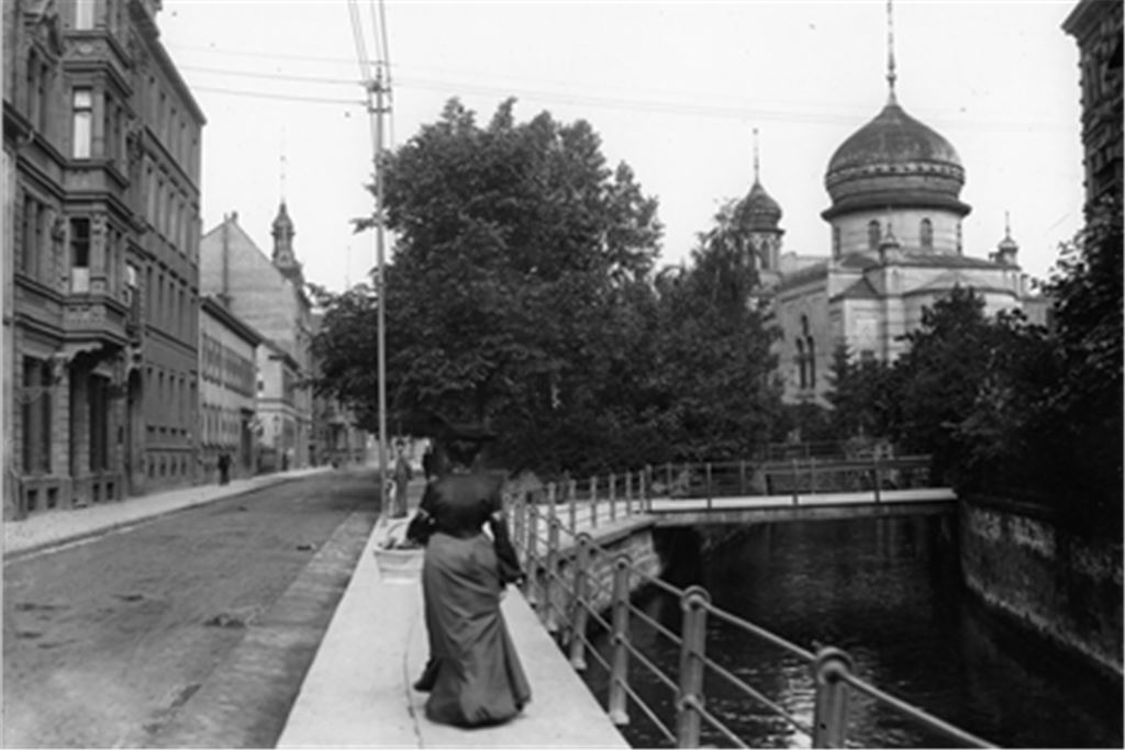 Historische Aufnahmen zeugen von der Verwüstung: Zuerst die noch intakte Synagoge im Jahr 1905, dann das Ergebnis der Zerstörung am Beispiel eines zertrümmerten Fensters. Fotos: Sammlung Gebrüder Metz, Otto Kropf