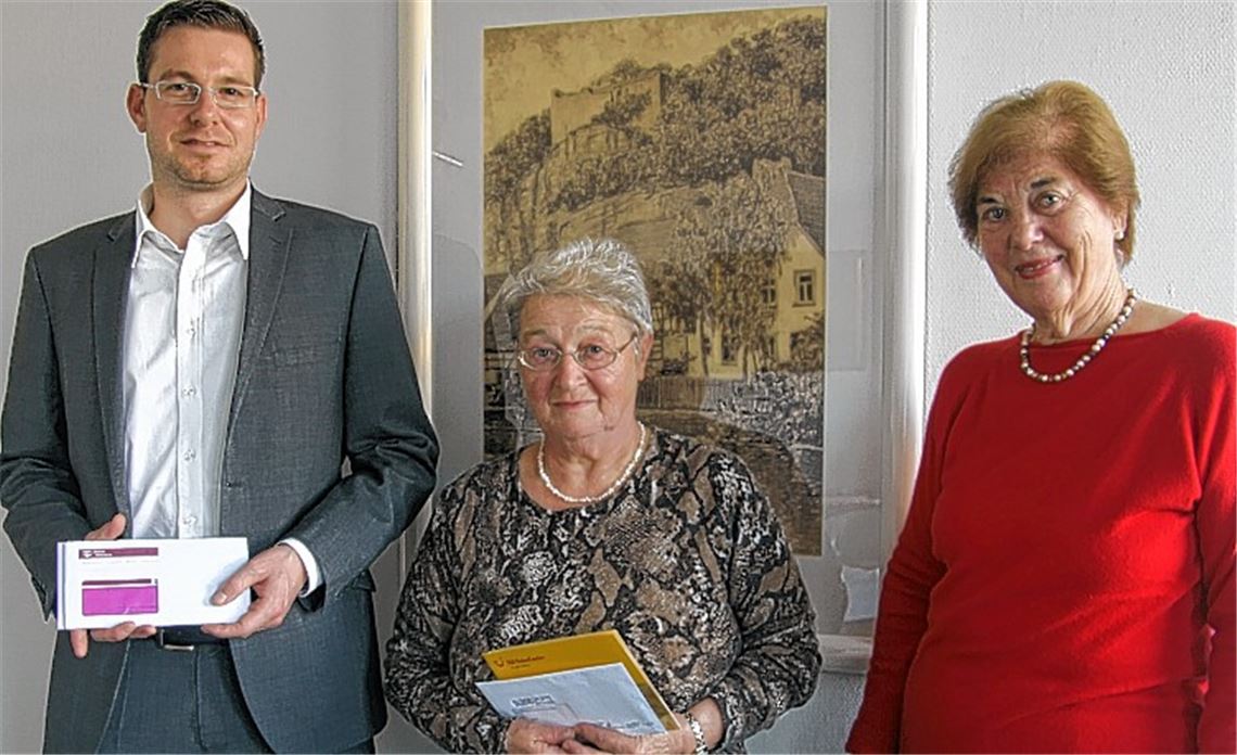 Historische Bilder standen im Mittelpunkt des Rätsels. Dazu passend ehrt MT-Verlegerin Brigitte Wetzel (re.) die Hauptgewinnerin Gisela Bellon vor einem alten Bild der Löffelstelz. Daniel Gloss nimmt in Vertretung seiner Schwiegermutter Petra Bott den Gutschein für Theaterkarten entgegen.