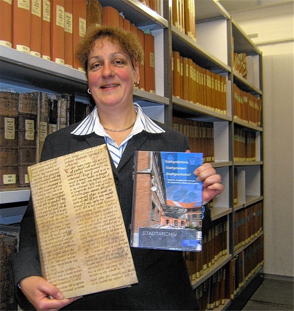 Historische Schätze hier, neue Herausforderungen da: Marlis Lippik ist Mitherausgeberin eines Buches, in dem die Aufgaben der Archive auf spannende Weise dargestellt werden. Unter anderem verrät die Expertin, wie sogar Erstklässler-Fibeln, Comics und Werbeplakate für Tabakwaren in die kommunalen Dokumentensammlungen Einzug halten können.