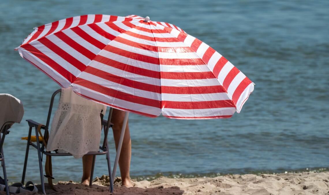 Hitze in Deutschland - Sonnenschirm am Strand des Seebades auf der Insel Rügen