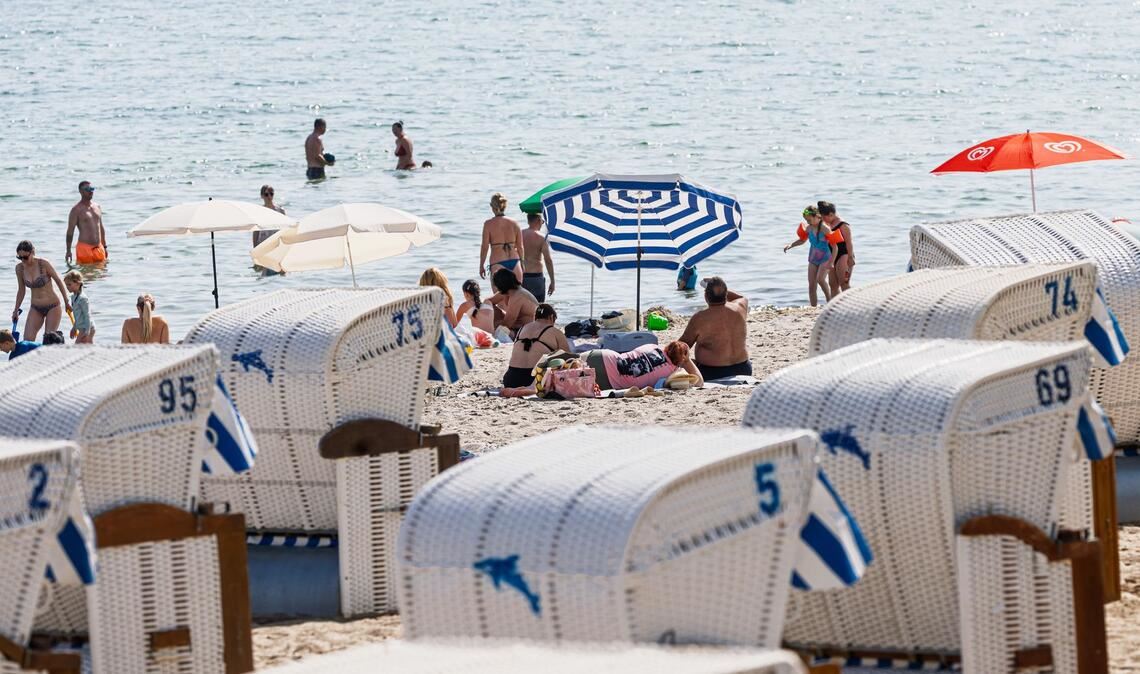 Hitze in Schleswig-Holstein: Viele suchen Abkühlung an Ostsee und im Wasser