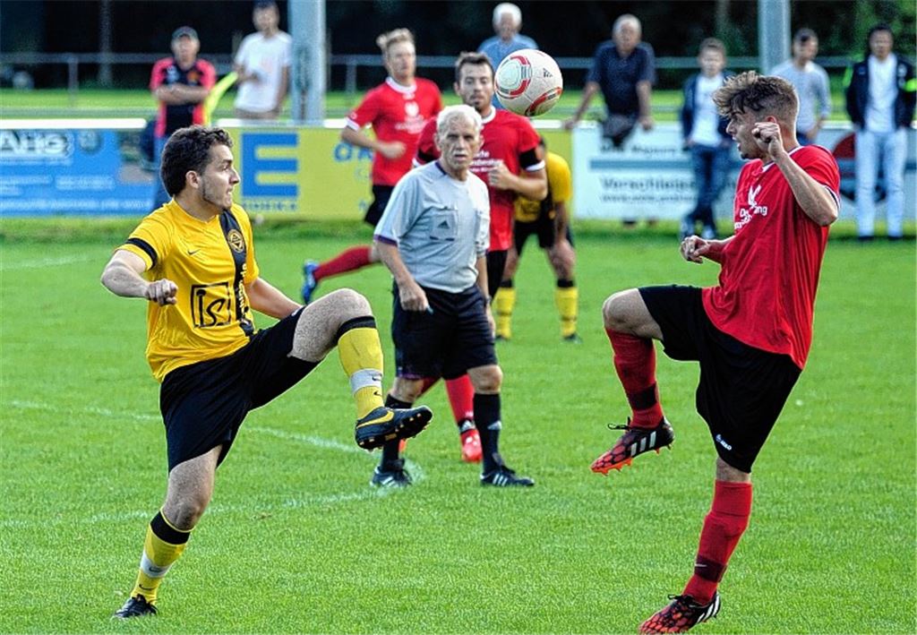 Hitzig, zerfahren, spannend: Das erste Spiel der Sportfreunde Mühlacker (rote Trikots) gegen die GU-Türkischer SV Pforzheim hat es in sich. Die Heimelf kann die Fußballschlacht nach 98 umkämpften Minuten glücklich 2:1 für sich entscheiden. 