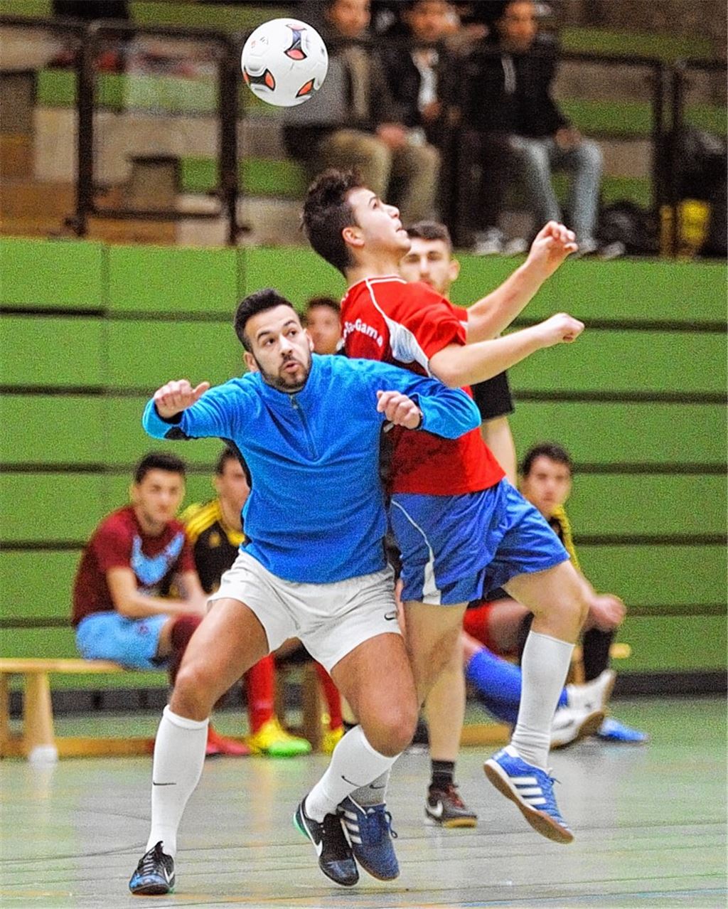 Hitzige Duelle in der Enztalsporthalle, hier zwischen den Teams „Nankazzu“ (rotes Trikot) und „Kickers“. Foto: Fotomoment
