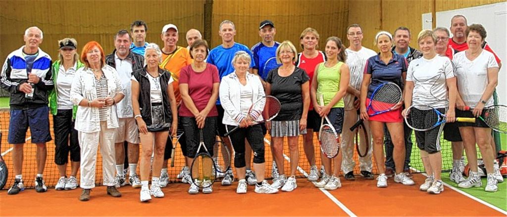 Hobbyspieler aus Nah und Fern nehmen am Tennisturnier in Wiernsheim teil und gratulieren den Tfr. Wiernsheim so zum 40-jährigen Bestehen. Foto: Kuneck